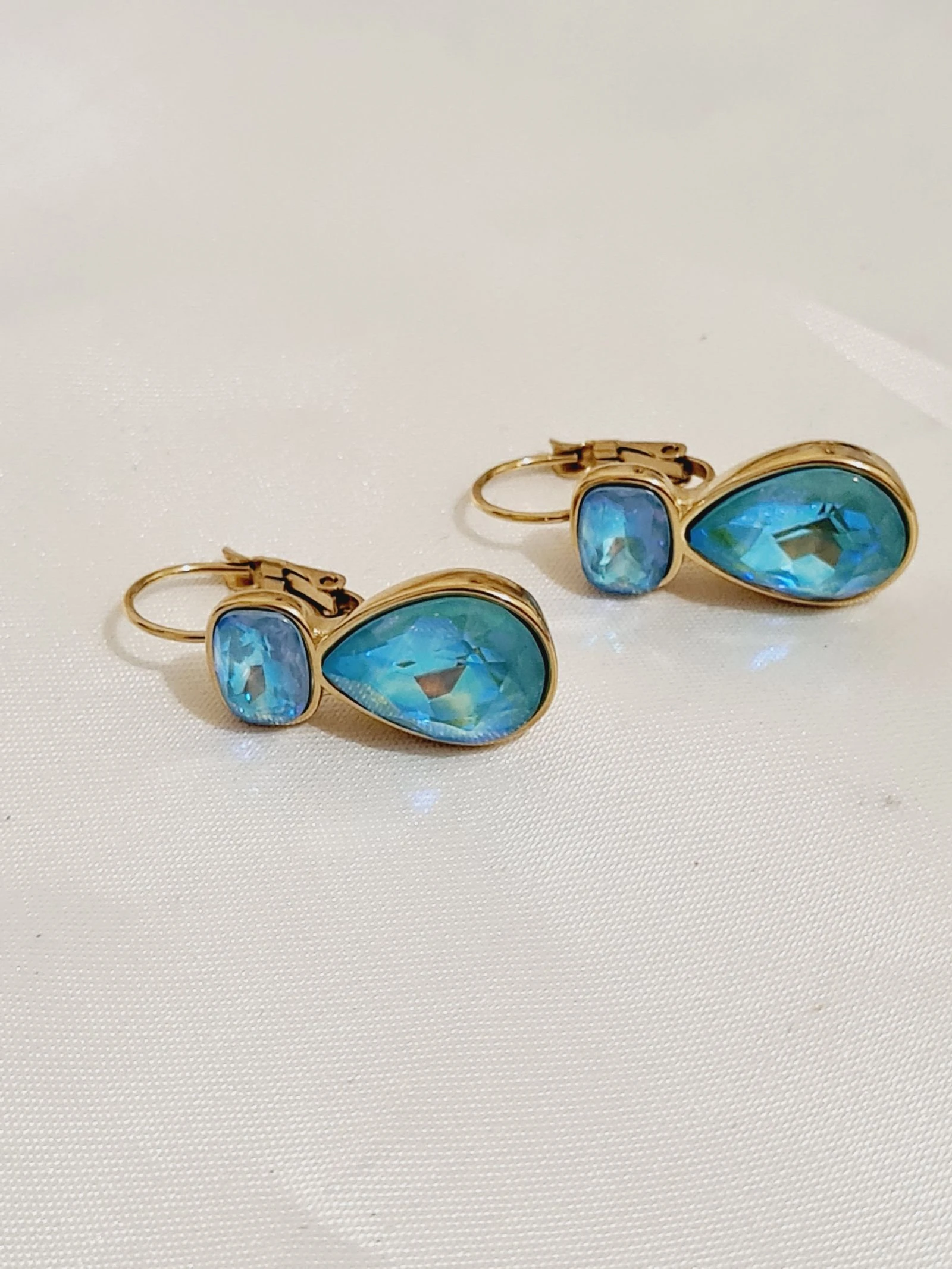 Gouden oorbellen met blauwe kristallen – photo 2